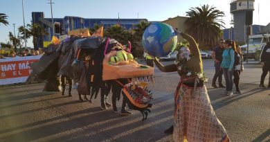 Entrevista a la Madre Tierra: la performance del monstruo de la basura que captó la atención en la marcha del cambio climático Entrevista a la Madre Tierra: la performance del monstruo de la basura que captó la atención en la marcha del cambio climático